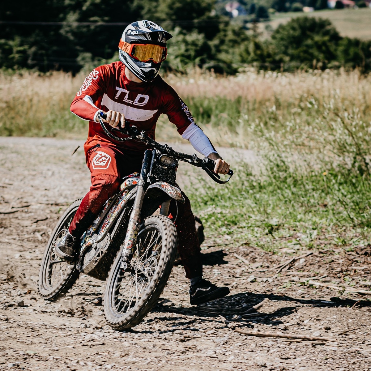 Prodejna a dílna E-Moto Park v Návsí