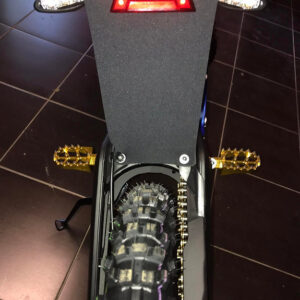 Držák zadního světla i blinkrů pod sedadlo na Sur-Ron L1e