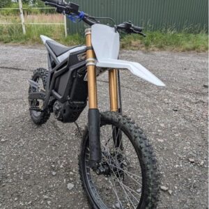 KOMODO L3e černá bílé plasty Talaria